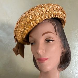 LOVELY VINTAGE GOLD STRAW BERET WITH TAN GROSGRAIN BOW